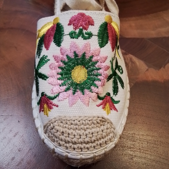 NWOT Molly Bracken Canvas Multi Floral & Off-White Lace Up Espadrille Sandal 37 - Picture 3 of 7